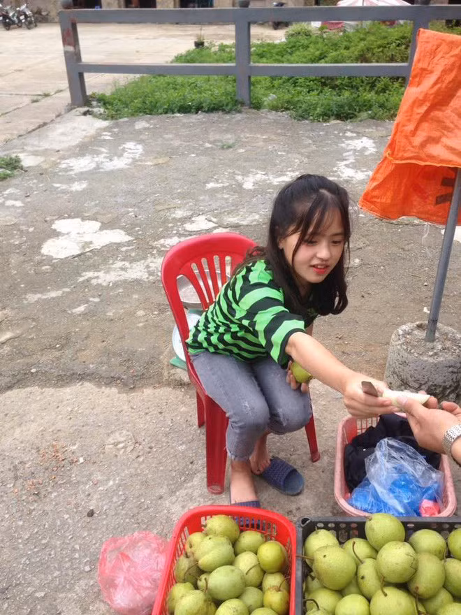 Cụ thể đoạn clip chỉ vọn vẹn có hơn 1 phút thôi nhưng đã thu hút được rất nhiều người quan tâm bởi vẻ xinh đẹp của em gái dân tộc này. Mới đầu mấy anh chàng này tạt vào còn hỏi vu vơ về món đồ hạnh họe này nọ, xong lúc sau thì đã hỏi tên với tuổi của em ấy ngay rồi.