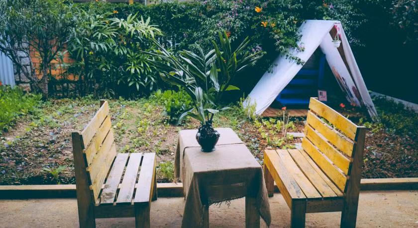 Xen kẽ giữa các Bungalow là những bộ bàn ghế giản dị, nơi bạn có thể ngồi trò chuyện, ngắm cảnh và thưởng thức tách trà ấm trước mảnh vườn nhỏ xinh, một không gian yên bình như quê nhà đơn sơ mà ấm áp.
