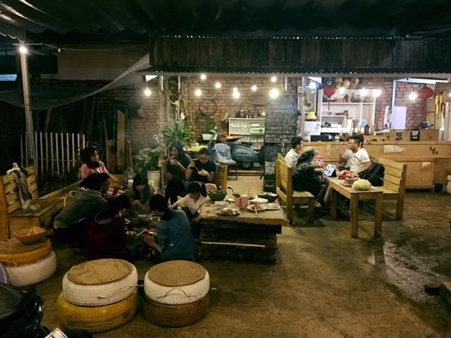 Theo chia sẻ của một số thành viên mạng thì một phần BBQ cho mỗi người tại Vanda garden hill Dala là 120,000 đồng,với đầy đủ thịt heo, ba rọi, tôm, thịt gà và các loại rau củ tươi xanh khác.