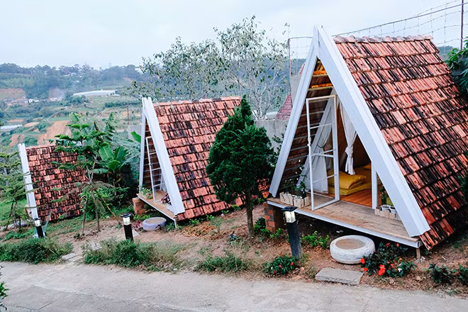 Điểm nhấn mang du khách tới Vanda garden hill Dalat là những phòng ngủ được dựng bằng mái ngói lấy theo hình dáng giống những chiếc lều của người tí hon trong phim ảnh.