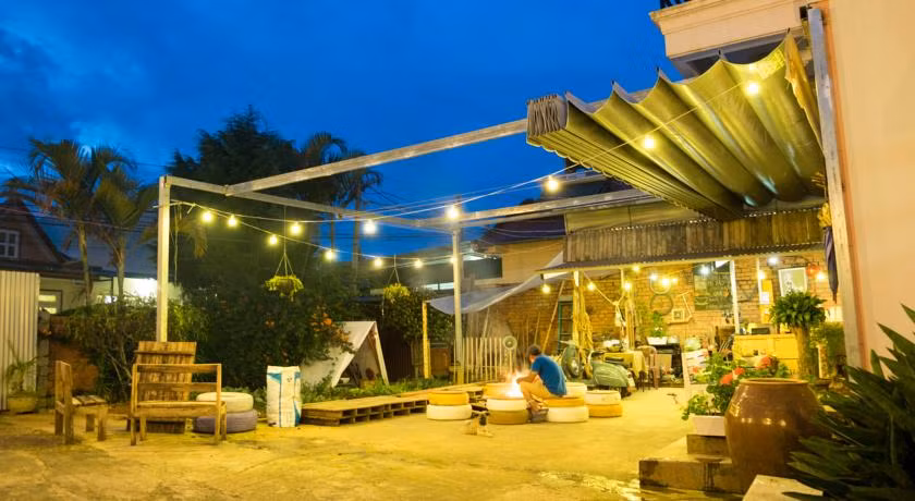Điểm tiếp theo khiến Vanda garden hill Dalat được chú ý tới đó là không gian sinh hoạt chung của khu homestay ở Đà Lạt này. Tại đây, các bạn trẻ có thể tự chế biến những bữa tiệc nướng BBQ với chiếc bếp lửa khá mộc mạc ở giữa sân.