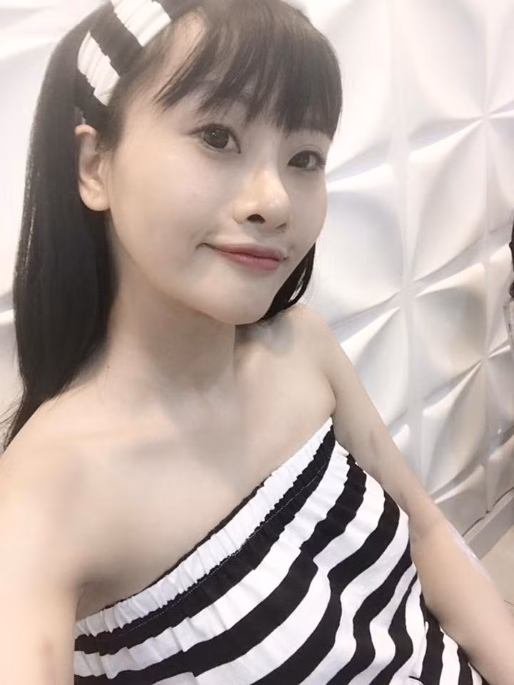 Tuy nhiên, nhiều dân mạng cũng tìm ra được bằng chứng rằng, nhan sắc của Chippy Pola đã được "qua tay dao kéo" của các bác sĩ phẫu thuật thẩm mỹ. Cũng chính cô nàng này thừa nhận rằng mình vừa trải qua cuộc phẫu thuật hạ xương gò má, theo mốt mặt tròn đang hot nhất hiện nay.