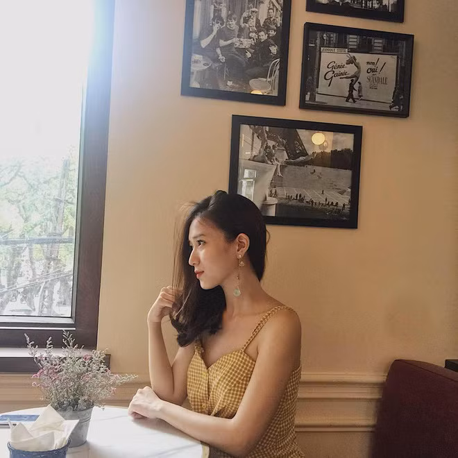 "Thiên thần mặt mộc" Trâm Anh từng là sinh viên vào khoa Quản lí nhà nước của Học viện Báo chí và Tuyên truyền. Cô nàng thi đậu vào trường với số điểm là 22,5. Trước đó vào năm 2013, hot girl trường Báo này từng khiến cộng đồng mạng phát cuồng với vẻ đẹp trong sáng, thuần khiết khi còn là nữ sinh của trường THPT Phan Đình Phùng.