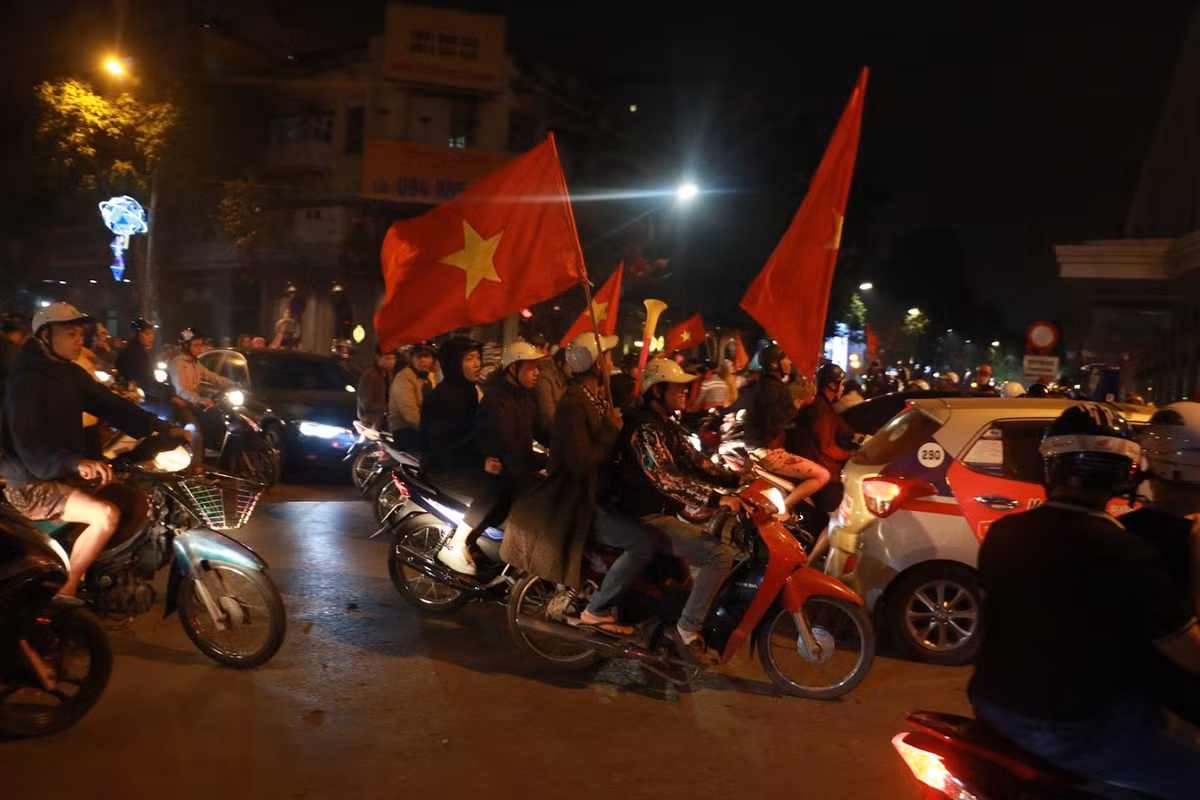 U23 Viet Nam thang dam Thai Lan, nguoi dan do ra duong an mung