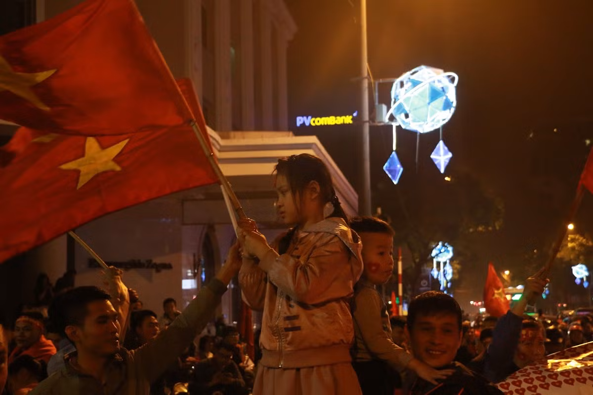 Không chỉ có người lớn mà rất nhiều trẻ nhỏ cũng đã theo bố mẹ để đổ ra đường ăn mừng chiến thắng "không tưởng" của đội tuyển U23 Việt Nam trước đại kình địch Thái Lan.