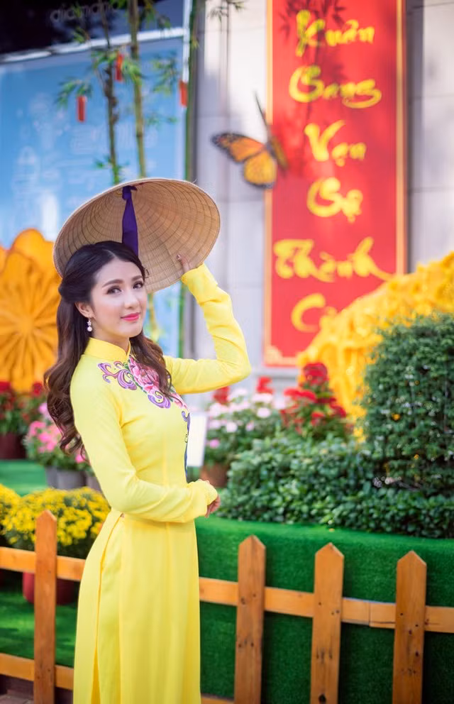 Sau đó, cô bắt đầu được mời tham gia làm mẫu ảnh và thường xuyên xuất hiện với những bộ ảnh nghệ thuật của các nhiếp ảnh gia.