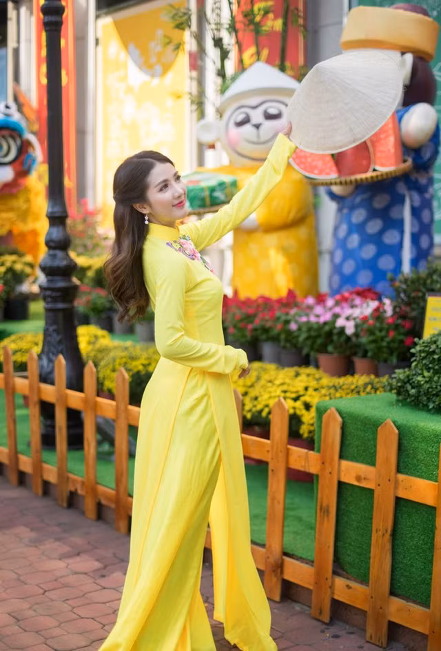Mặc dù bận rộn với lịch diễn thường xuyên nhưng Linh Napie cho biết, cô sẽ không bỏ bê việc học để có một công việc tốt trong tương lai.