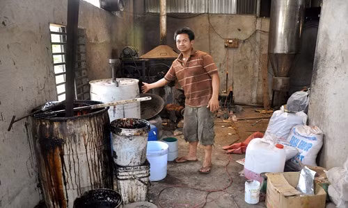 Người Việt đang tự biến mình thành cái "thùng rác" bởi kiểu chế biến thực phẩm (trong ảnh là cà phê) bẩn kinh hoàng như thế này . Ảnh: Thanh Hải.
