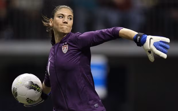 Nữ thủ môn xinh đẹp của CLB Seattle Reign và ĐT Mỹ đó là Hope Solo là người đứng thứ 8 trong danh sách những nữ cầu thủ nhận lương cao nhất thế giới với 65.000 USD/ mùa.