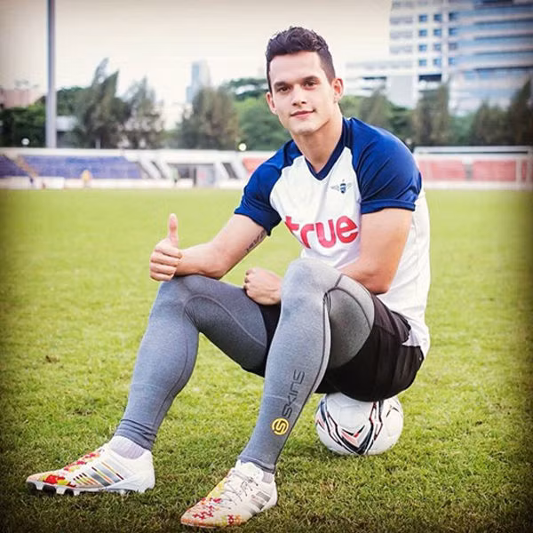 Fan nu tiec ngan ngo vi cau thu hot boy lay vo