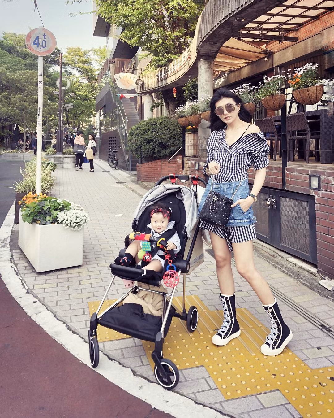 Câu chuyện về những người đẹp, hoa hậu được cái đại gia để ý và sau đó trở thành bà mẹ đơn thân xảy ra hàng ngày trong làng nghệ thuật thế giới. Tuy vậy mỗi người lại có một số phận khác nhau, không ít người may mắn có được cuộc sống viên mãn như mỹ nữ Đài Loan tên Tiền Soái Quân.
