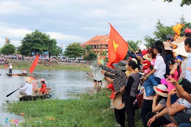 Theo quan sát của phóng viên, tại các bến sông, hàng nghìn người dân và du khách cổ vũ rất nhiệt tình. Người dân địa phương còn cổ vũ cho các đội thi bằng xoong, chậu.
