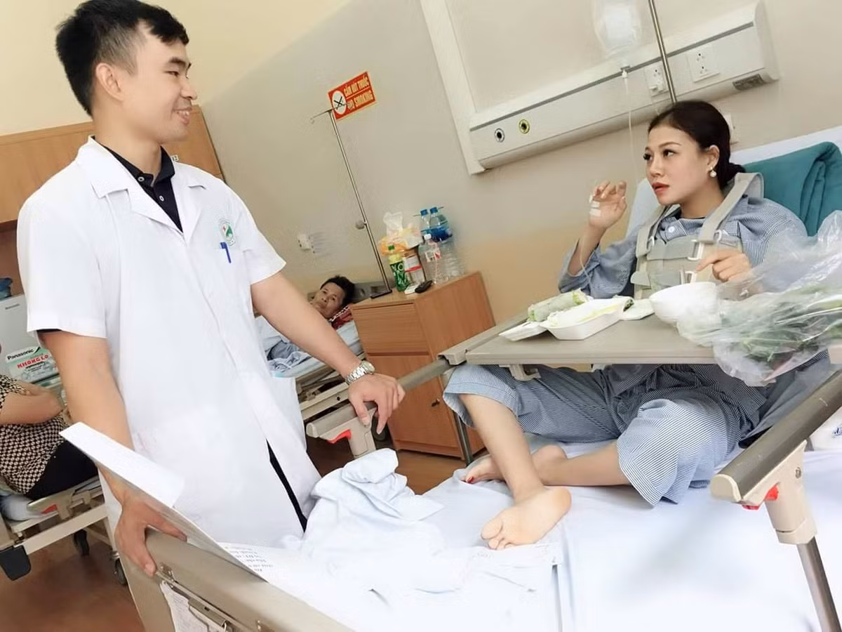 Sở hữu gương mặt ưa nhìn với chiếc mũi cao và đôi mắt to tròn, Thảo Linh gây sự chú ý cho nhiều người, dù vẫn mặc bộ quần áo bệnh nhân và nằm trên giường bệnh.