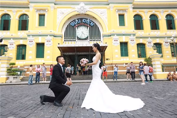 Còn những chàng trai khác thì ganh tị với Thanh Tùng bởi đã yêu được một cô gái vô cùng xinh đẹp và dễ thương. Chuyện tình thầy trò đi đến kết cục tốt đẹp là đám cưới của hai người trong thời gian tới. Nguồn ảnh: Zuni.
