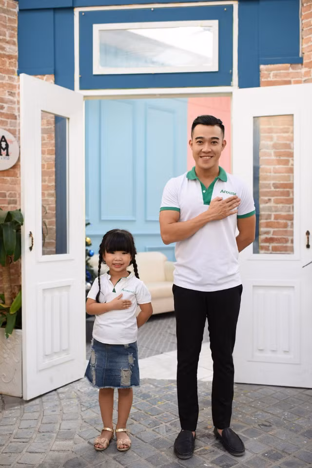 Mới đây, bằng sự hài hước của mình, hai cha con "thánh diễn sâu" Mạnh Hải và Bối Bối còn được mời tham gia clip series hài Tết 2018. Đặc biệt bộ đôi này đã sử dụng chính giọng thật của mình chứ không dùng hiệu ứng như các clip trước khiến dân mạng lại càng bị cuốn hút hơn.