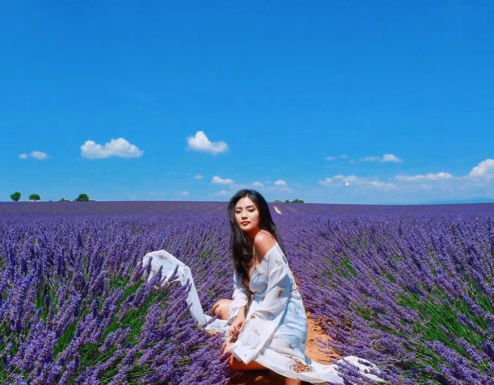 Phần bụng đã được photoshop để trông thon gọn hơn so với những bức ảnh chưa qua chỉnh sửa.
