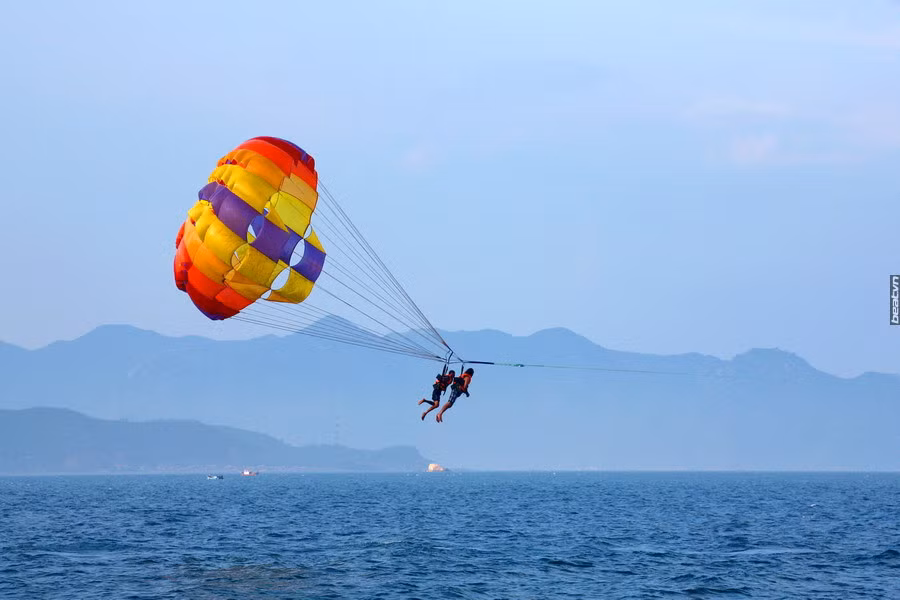 Theo đó, cô gái đánh rơi iPhone 7 xuống biển Nha Trang chia sẻ với tiết lộ rằng: "Thật ra không phải mình bị rơi điện thoại, mà là anh bạn đi cùng mình bị rơi. Và lý do để rơi điện thoại cũng không phải vì quay clip "sống ảo" hay "tự sướng" mà là do bọn mình nhảy dù cùng nhau, anh ấy có cầm điện thoại để quay lại khoảnh khắc lần đầu được đến Việt Nam xong đeo vào cổ thì lúc hạ xuống để chuẩn bị vào bờ thì bị rơi".