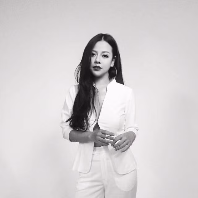 Nghề DJ được biết đến với khá nhiều thị phi và để giữ được mình trước những cám dỗ là rất khó. Bên cạnh đó, DJ là định kiến của họ hàng, hàng xóm. Việc cứ tối đến lại son phấn, ăn mặc đẹp đẽ dắt xe ra ngoài đến nửa đêm mới về khiến Mai Anh từng bị mọi người nghĩ mình là “gái bán hoa”.