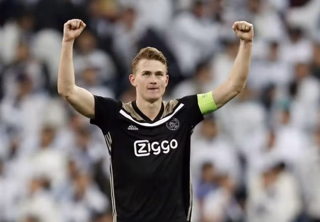 Theo tiết lộ của tờ Sport, đây là chủ đích của De Ligt, bởi anh không muốn sự ra đi của mình ảnh hưởng đến cuộc đua Dutch Cup, Eredivisie, Champions League của Ajax Amsterdam.