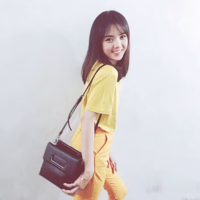 Nếu theo dõi Lâm Á Hân sẽ thấy cô lấy lại vóc dáng khá nhanh sau khi sinh con. 9X vẫn giữ được nhan sắc trẻ trung, tươi tắn.