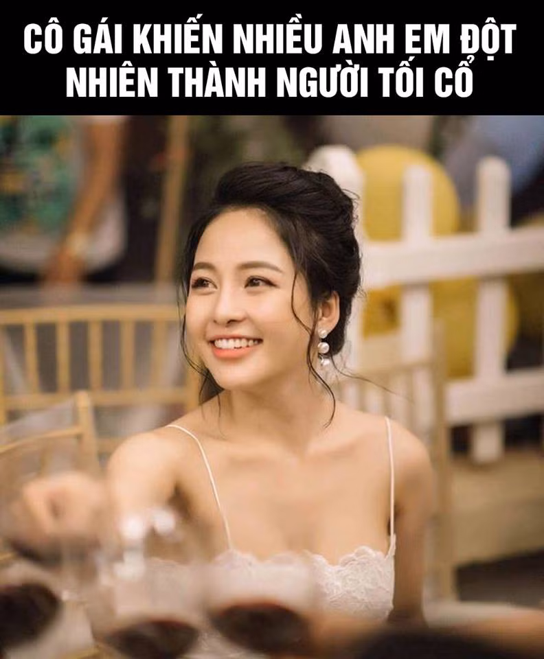 Chiều ngày 12/4 trên MXH, đoạn clip ghi lại cảnh ân ái giữa đôi nam nữ được cho là tình cũ của Pewpew tràn ngập MXH và ngay sau đó trở thành sự kiện hot nhất ngày hôm đó.