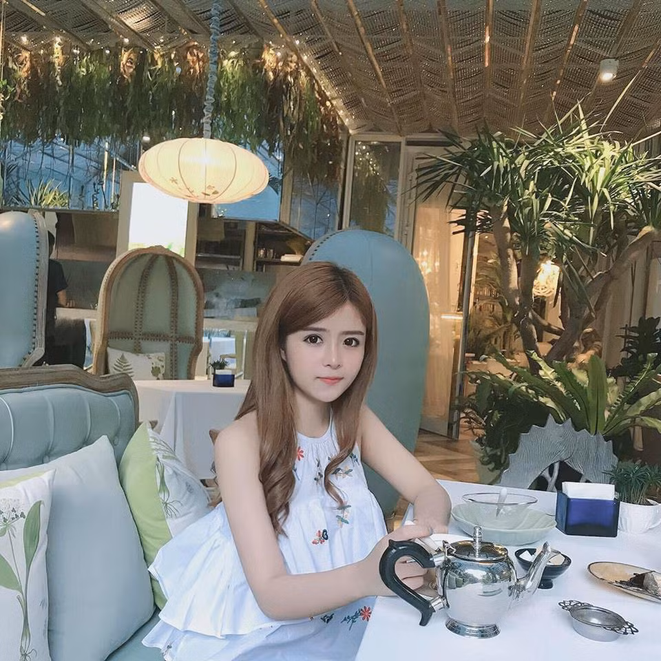 Để có được lượng theo dõi đáng mơ đó, công lớn đến từ đôi mắt khiến đối phương phải "lạc trôi" của Khánh An. Theo miêu tả của nhiều người, gương mặt của nữ sinh 9X Sài thành trên đẹp đến hoàn thiện, đặc biệt là ánh mắt bởi nó vô cùng có hồn và biểu cảm rất tốt.