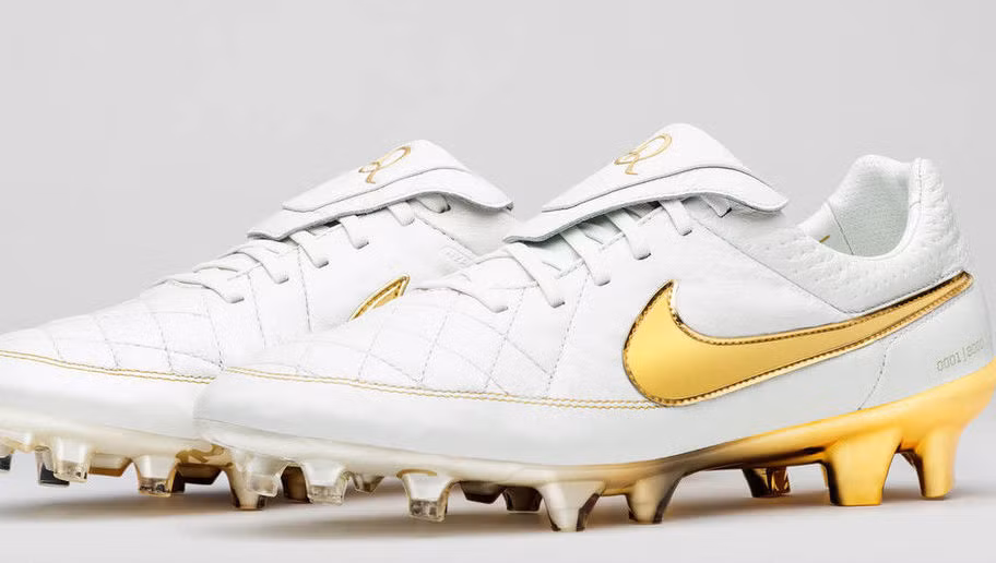 Vào World Cup 1994, hãng thời trang Nike đã cho giới thiệu mẫu giày Nike Tiempo tới đông đảo NHM túc cầu giáo. Đây cũng được coi là mẫu giày đầu tiên đánh dấu cho việc Nike cạnh trang với những tên tuổi hàng đầu thế giới khác như Adidas, Puma và Hummel.