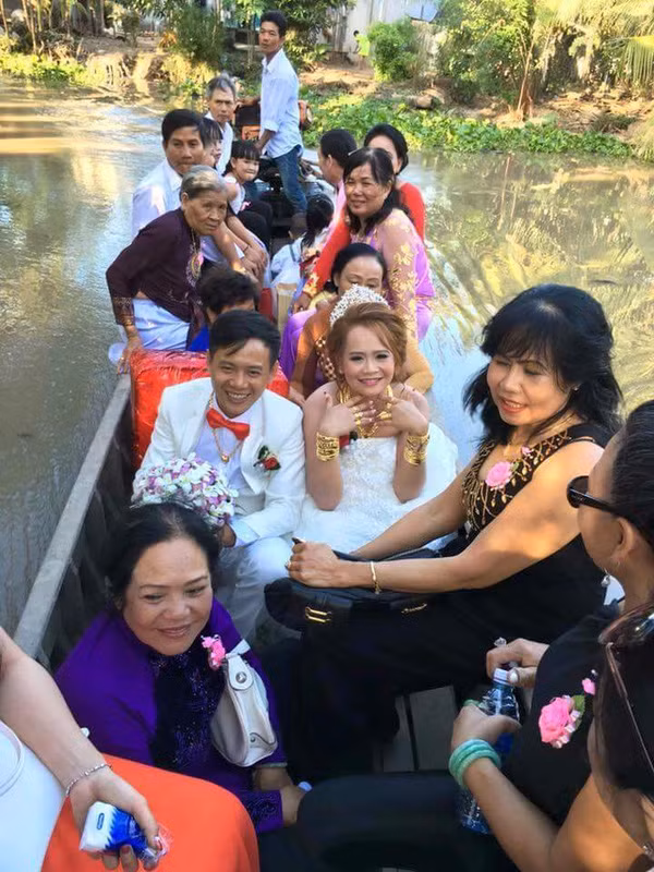 Một cô dâu tại Cà Mau đã bất ngờ nổi tiếng khi khoe những hình ảnh đeo vòng vàng, nhẫn cưới kín hết cả cổ với tay, đang ngồi trên chiếc xuồng về nhà chồng cùng chú rể và anh em họ hàng.