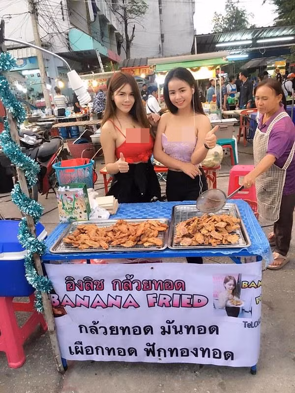 Chỉ cần nhìn hình ảnh, món chuối chiên không rõ hương vị thế nào nhưng với 2 bà chủ trẻ hết sức xinh đẹp, phơi vòng một căng đầy bảo sao du khách nam không mê cho được.