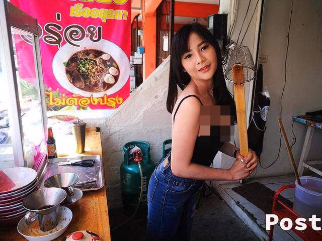 Cô chủ quán mì Thanya Noodle, có tên Kanchana (30 tuổi) ở thành phố Chiang Mai, Thái Lan. Hàng ngày cô nàng ăn mặc gợi cảm khiến bao khách hàng tới ăn phải điêu đứng.