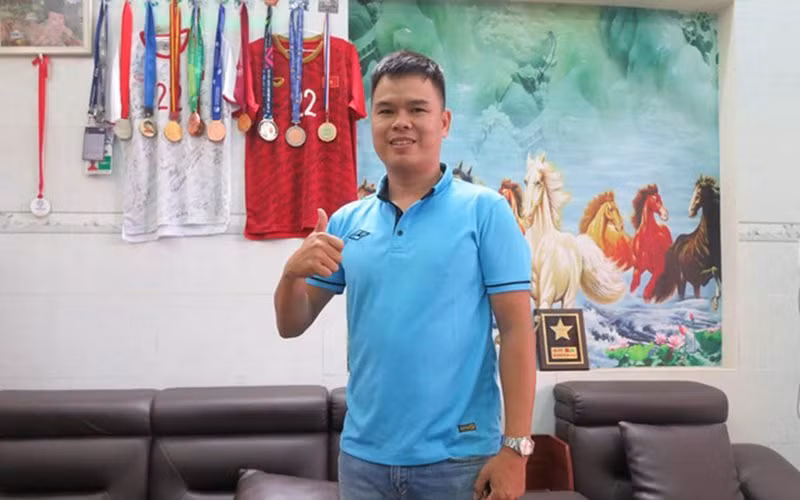 Nhiều khách đến quán thường xin phép bố Tiến Linh vào chụp ảnh cùng những huy chương trong sự nghiệp của nam cầu thủ.