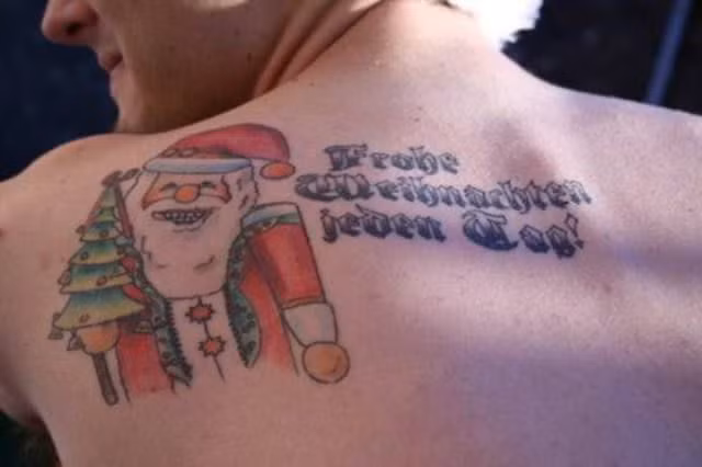 Nhắc đến lễ Giáng sinh không thể hình ảnh của ông già Noel hay còn gọi là Santa Claus. Nhân vật này được nhắc đến với hình ảnh cưỡi tuần lộc, chui qua ống khói để mang đến cho trẻ em những món quà bất ngờ. Là biểu tượng của Noel nên ông già Noel cũng được nhiều bạn trẻ lựa chọn để tạo nên sản phẩm trên da thịt mình.
