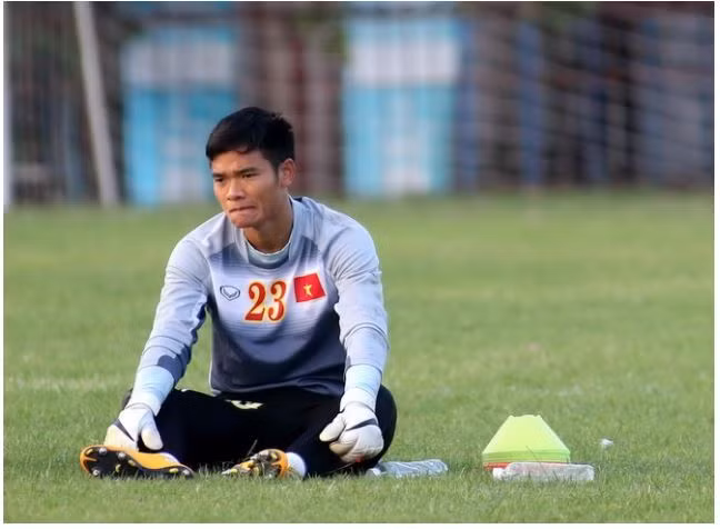 Đang có phong độ cao và là sự lựa chọn vững chắc trong khung gỗ của SLNA nhưng cánh cửa trở lại ĐT Việt Nam khá mờ mịt với Nguyên Mạnh trong thời HLV Park Hang Seo bởi trong tay ông thầy người Hàn đang có rất nhiều tài năng trẻ như Bùi Tiến Dũng, Phí Minh Long.