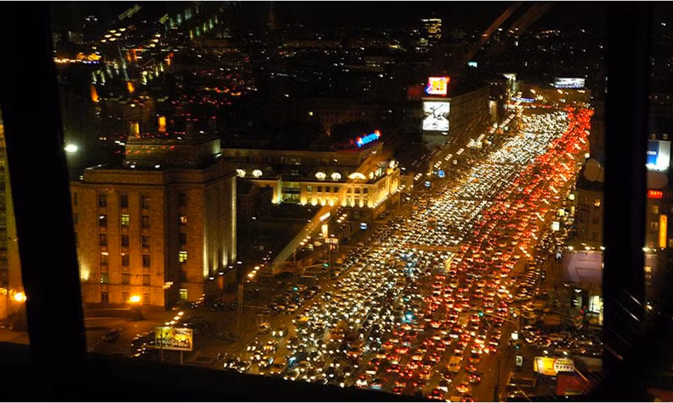 Ngoài St.Peterburg, Nga còn đóng góp thêm một thành phố nữa vào danh sách những thành phố có giao thông tệ nhất thế giới đó là thủ đô Moscow. Thành phố này có 28.680 lần tắc đường trong 1 năm.