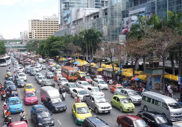 Bangkok là thủ đô của Thái Lan. Thành phố này là nổi tiếng là sầm uất và nhộn nhịp, vì vậy nó nằm trong top những thành phố có giao thông tệ nhất thế giới cũng không có gì là lạ. Hàng năm Bangkok có tới 27.480 lần tắc đường.