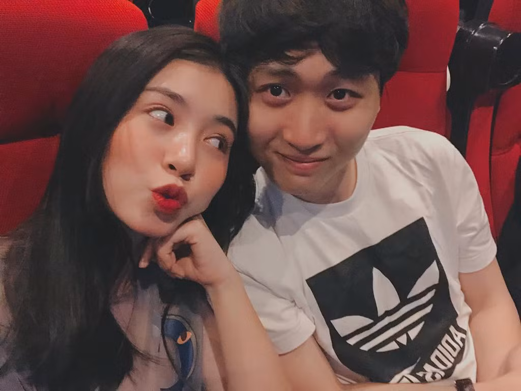 Nhận xét bạn trai là người ấm áp, biết quan tâm đến mọi người, Mẫn Tiên thường xuyên chia sẻ hình ảnh tình cảm với Quang Huân trên trang cá nhân. Đôi trẻ còn cùng nhau đi du lịch ở những địa điểm nổi tiếng.