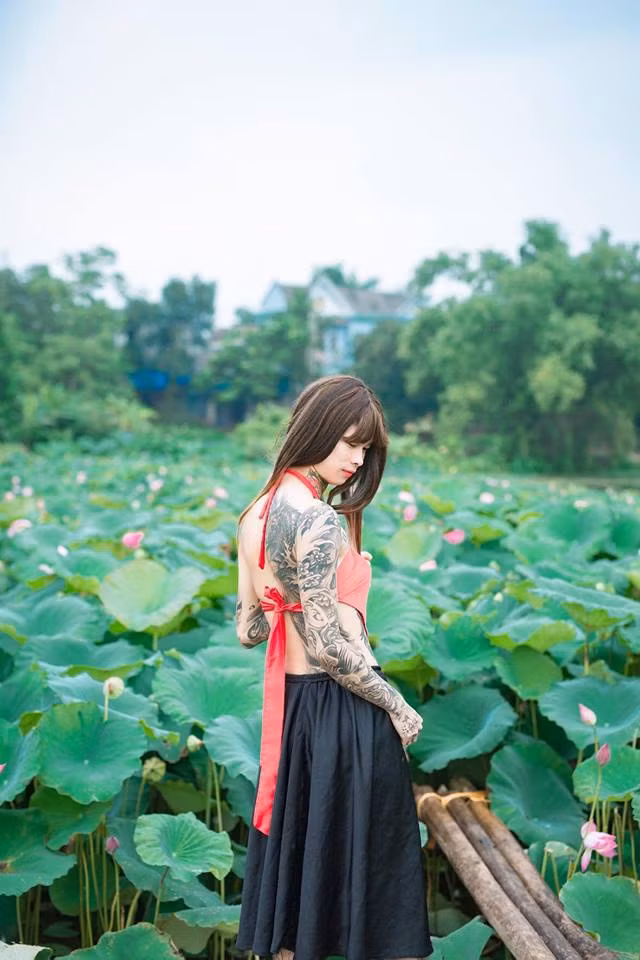 Thiếu nữ khoe áo yếm bên hồ sen trở thành chủ đề quá quen thuộc với giới yêu ảnh và cộng đồng mạng mỗi mùa sen về. Mới đây, một bộ ảnh tên "Em và hồ sen" đã trở thành tâm điểm bàn tán của nhiều người, không phải bằng bố cục hay nước ảnh mà đó chính là nhân vật chính xuất hiện.