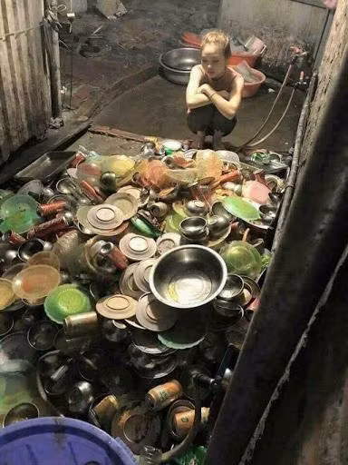 Một bạn nữ có tên Thuận Nguyễn cũng là "nạn nhân" rửa bát ngày Tết chia sẻ rằng ở nhà đã phải rửa, sang nhà người yêu thì cũng không thoát. Kinh khủng hơn là cô nàng đã phải "ngập mặt" giữa một đống bát đũa dài lê thê.