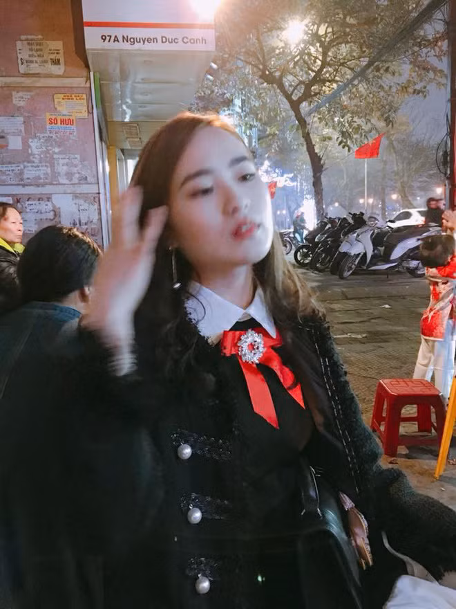 Chỉ là khâu chuẩn bị nhưng anh chàng được nhờ chụp ảnh hộ đã nhấn máy lia lịa với mục đích chụp cho hết nhiệm vụ.