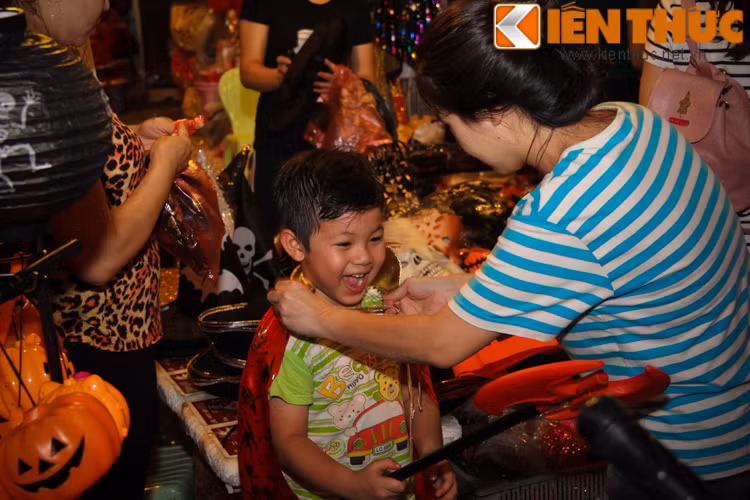 Thời gian giáp ngày lễ Halloween, con phố Hàng Mã tấp nập người mua kẻ bán.