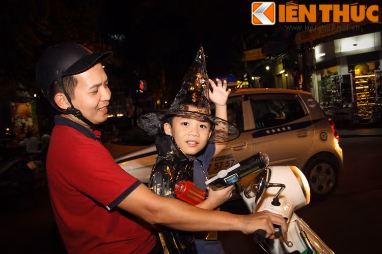 Rất nhiều những em bé đã được bố mẹ đưa đi chọn những bộ cánh phù thủy để có thể hòa chung vào không khí lễ Halloween.