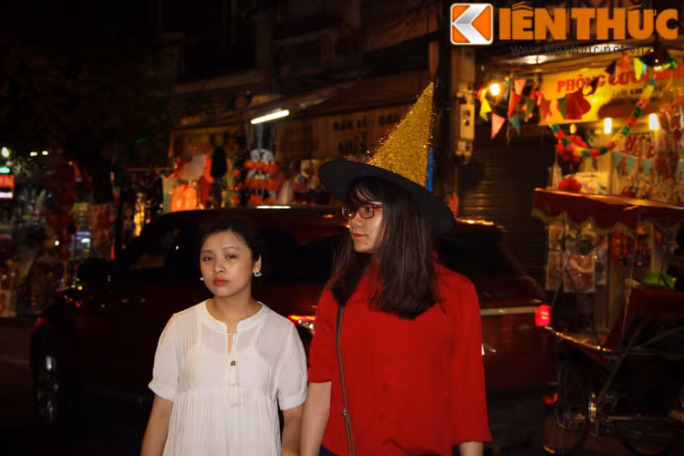 Mặc dù đêm 31/10 lễ hội Halloween mới chính thức diễn ra, thế nhưng trên con phố Hàng Mã (Hà Nội) rất nhiều người dân từ già tới trẻ đã đổ ra con phố này để đón dịp lễ này sớm. Ai nấy đều tìm kiếm cho mình những bộ trang phục hóa trang lạ mắt và có phần ghê rợn.