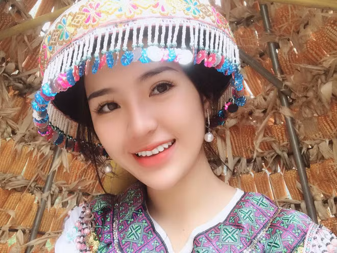 Xuất hiện trong clip ngắn ngủi chỉ 16 giây nhưng cô gái xinh xắn khoác lên mình trang phục dân tộc khiến rất nhiều bạn trẻ đã ''trụy tim'' và "truy lùng'' bằng được nick Facebook của cô nàng.