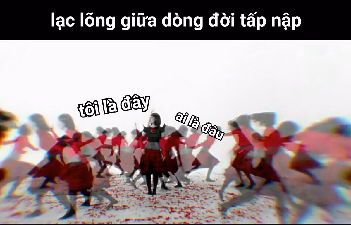Hiệu ứng trong MV "Đóa hoa hồng" khiến người xem cảm thấy "thương" Chi Pu khi cô đang lạc lõng giữa dòng người tấp nập.