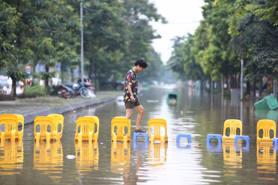 Những ngày vừa qua, do ảnh hưởng của thời tiết Hà Nội đón nhận những cơn mưa trong thời gian dài, khiến những con đường của Thủ đô rơi vào cảnh ngập lụt trên diện rộng. Cùng với đó, trên MXH các dân mạng đã chia sẻ những hình ảnh ghi lại cảnh Hà Nội ngập lụt.