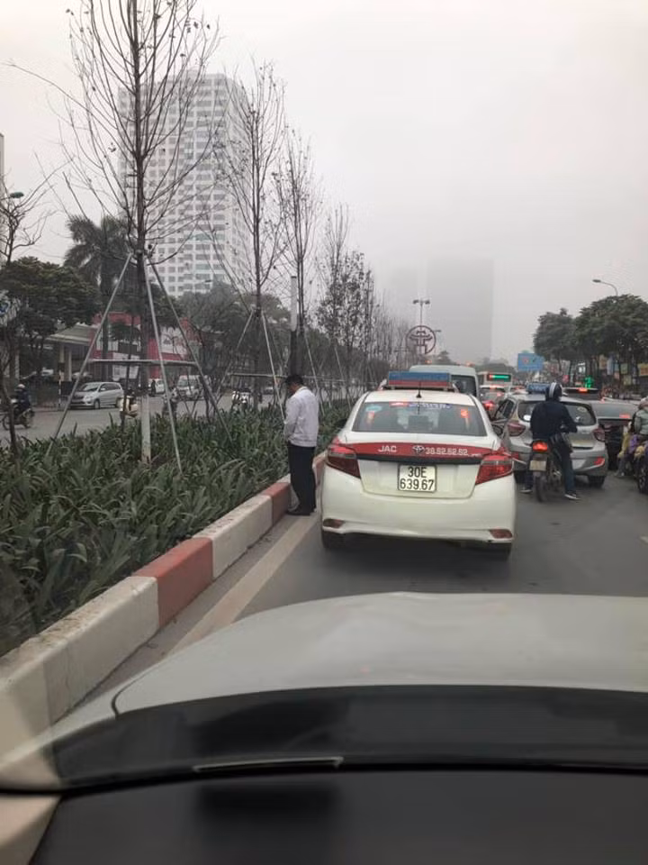 Mới đây trên diễn đàn quy tụ nhiều dân mê xe đã đăng tải một hình ảnh phản cảm trên đường khi một tài xế taxi đã tranh thủ đường tắc đã xuống xe tiểu tiện ngay giữa phố.