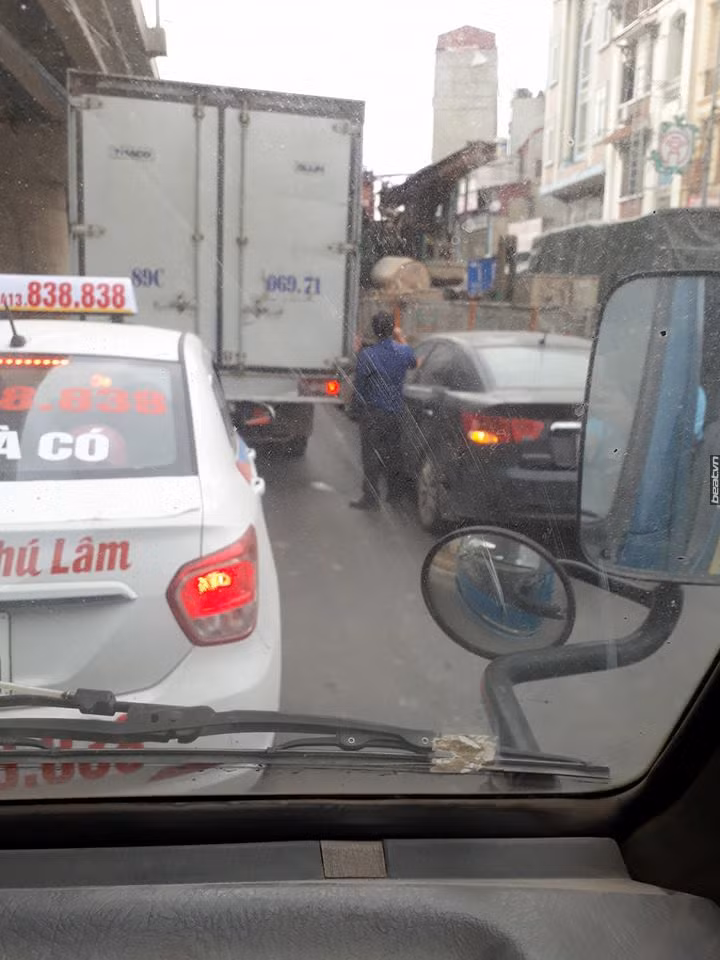 Hình ảnh được chụp lại cho thấy người đàn ông thản nhiên đi tiểu tiện khi đang chờ đèn đỏ từng nhận không ít gạch đá từ CĐM.