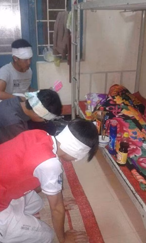 Nhìn loạt ảnh trên xong bạn có giật mình nhớ lại xem mình đã từng ngủ quên trước lũ bạn thân bao giờ không? Nếu có thì nhớ "đề phòng" Kẻo đến một ngày lũ bạn thân lại cho bạn trở thành chủ đề hot trên mạng xã hội.