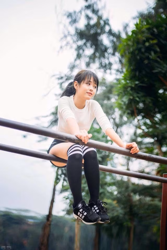 Ngoài việc học, làm người mẫu ảnh, hiện Vân Anh còn đang cộng tác với một số tờ báo lớn trong vai trò cộng tác viên.