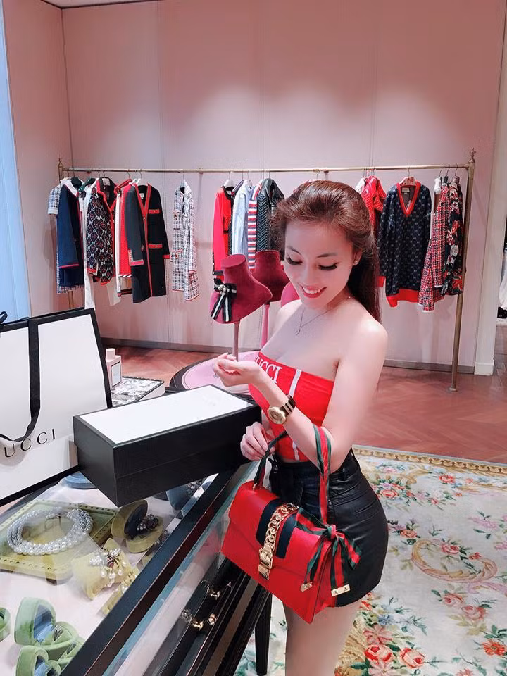 Trên trang cá nhân Facebook lúc đó, Âu Hà My cũng dòng trạng thái: "Cuối cùng cũng trở lại là chính mình ngày trước! Vui tươi, đáng yêu, yêu đời! Single!". Toàn bộ hình ảnh ngọt ngào cùng Hà Duy một thời đều được gỡ bỏ.